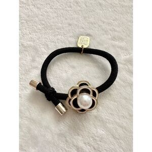 Black and gold faux pearl flower hair tie ￼